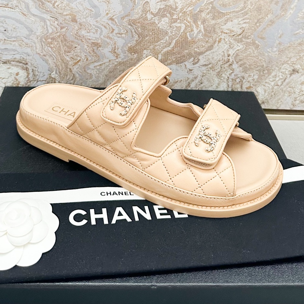 New! Lambskin Quilted Velcro Dad Chain CC Slide Sandals - Picture 5 of 12